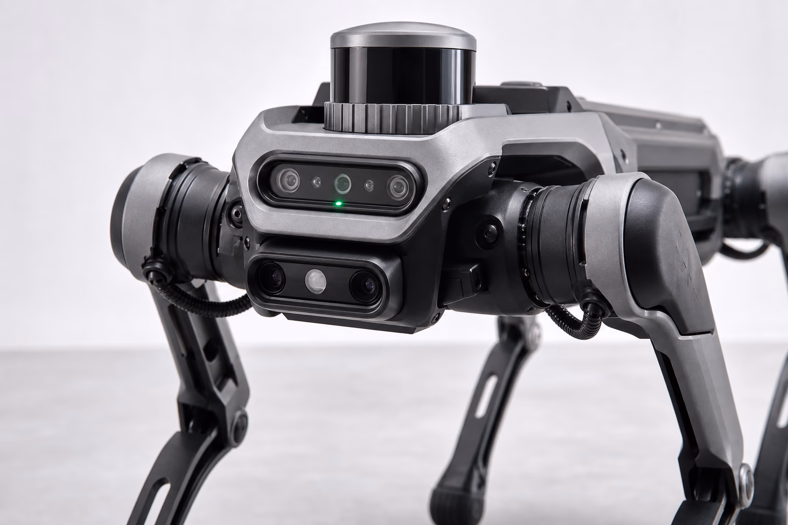 Nahaufnahme eines modernen Roboterhundes mit LiDAR und mehreren Tiefenkameras (KI-Visualisierung)